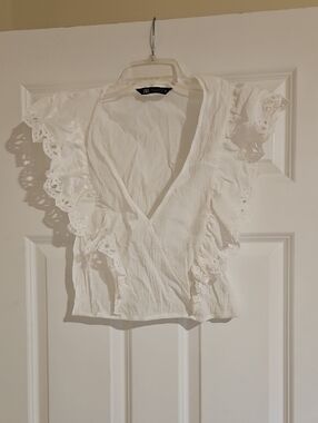 Zara White Eyelet Ruffle V-Neck Blouse